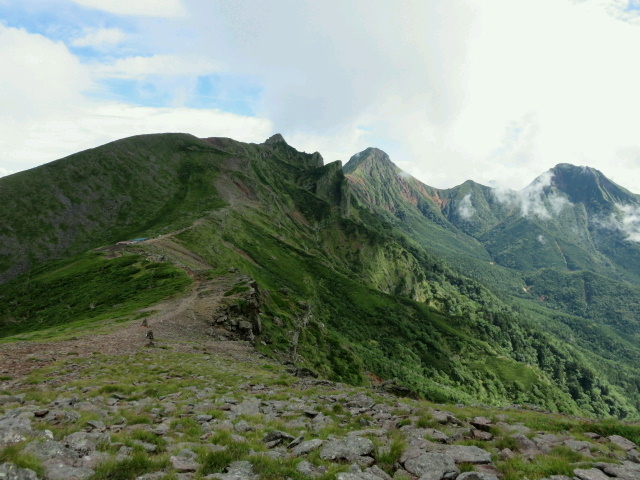 硫黄岳と硫黄岳山荘の中間点からの横岳、赤岳、阿弥陀岳