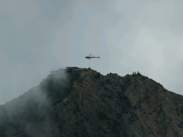 赤岳山頂で荷物を降ろしているヘリ