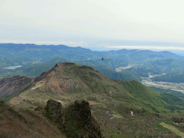 磐梯山山頂からの安達太良山方面(真ん中に燕が居ます)