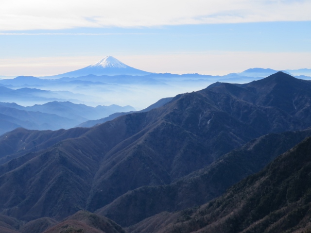 ガレ場からの黒金山と富士山