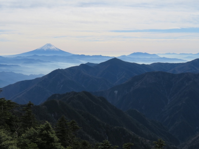 甲武信ヶ岳から黒金山と富士山