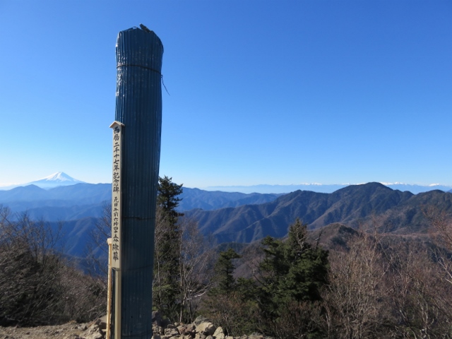 雲取山山頂から富士山とお披露目前の西暦二千十七年記念碑