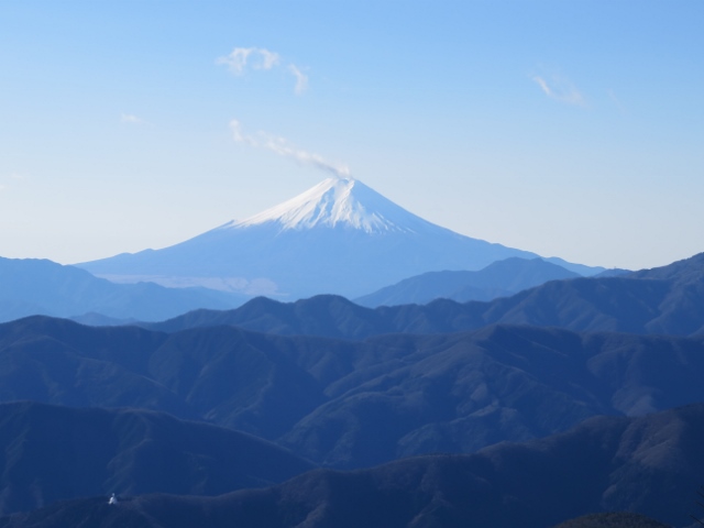 鷹ノ巣山から富士山（雲が噴煙のように見えますね）