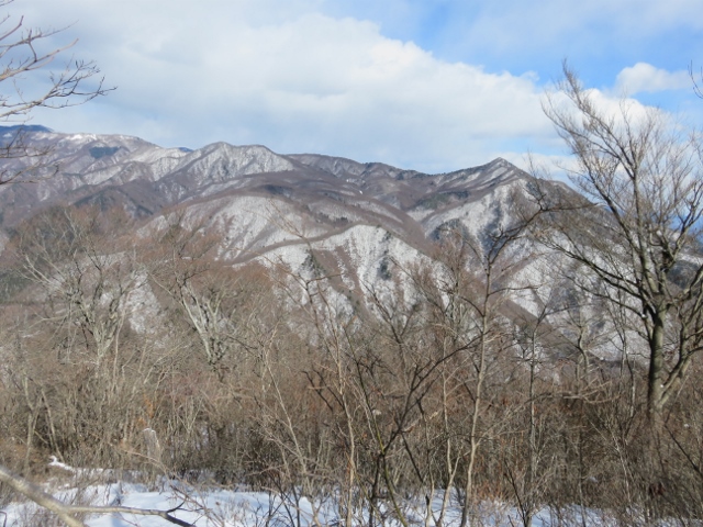 お坊山・西峰手前から滝子山方面（右奥の高い山が滝子山）