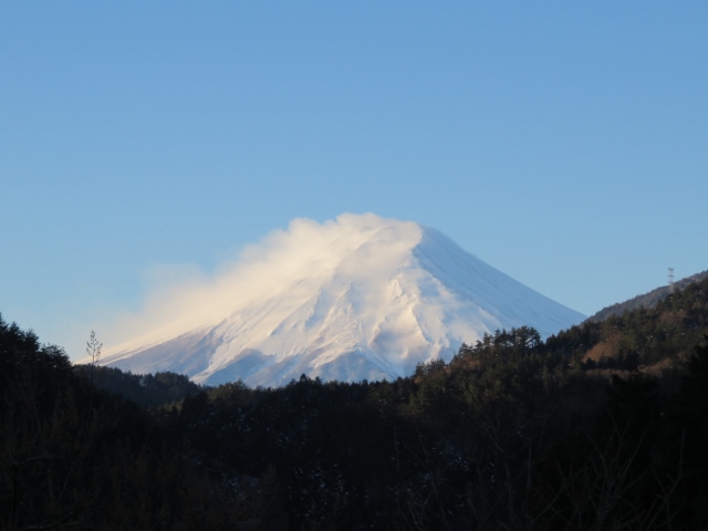 初狩駅から登山口に向かう途中から本日初の富士山