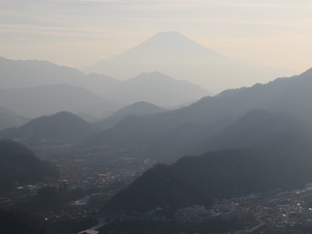 岩殿山展望台からの景色(富士山アップ)