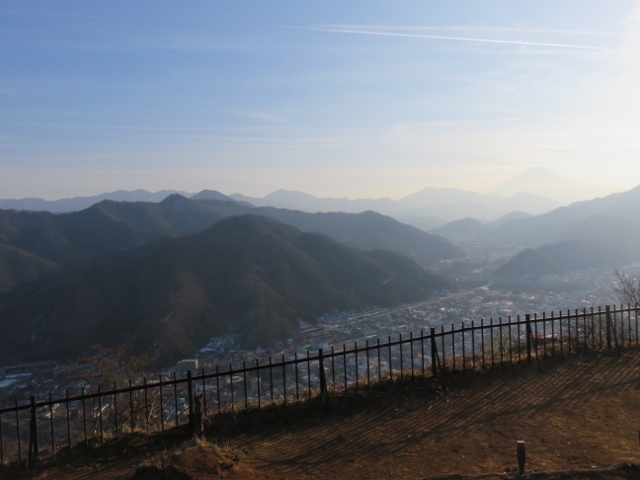 岩殿山展望台からの景色(正面は先程行った菊花山)