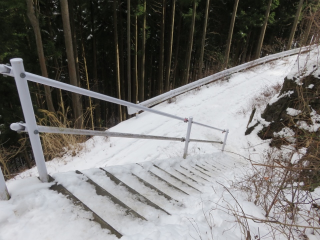 林道に下りる階段（ここがいちばん怖かった）