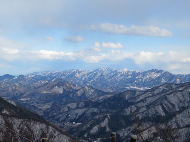 笹子雁ヶ腹摺山から少し下ったところにある反射板から道志、丹沢方面