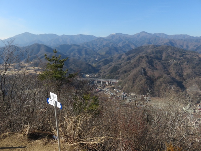 菊花山山頂から滝子山方面