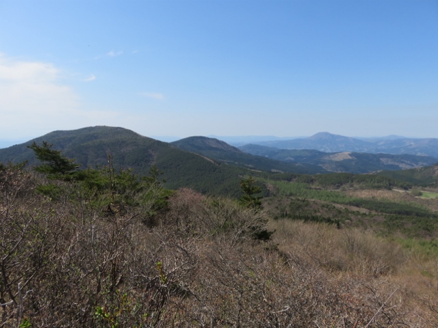 徳仙丈山から大森山(左手前)、室根山(右奥)