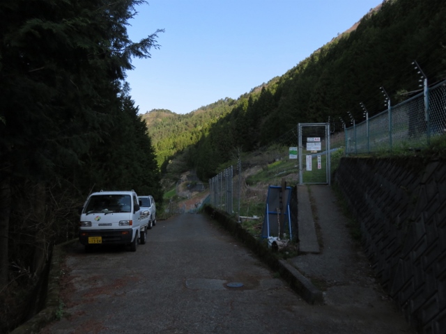 登山口入口のフェンス