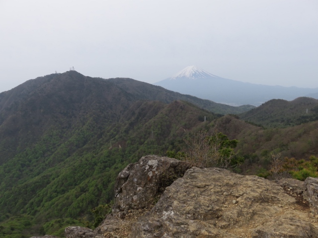 本社ヶ丸手前の岩場から三ツ峠山と富士山