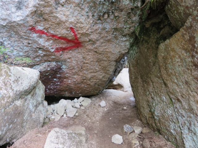 瑞牆山に向かう途中にある岩に挟まれた登山道