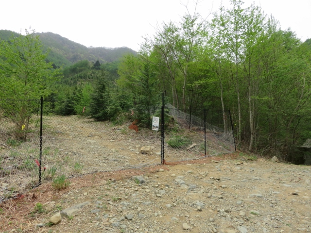 登山道の途中にある新しい柵