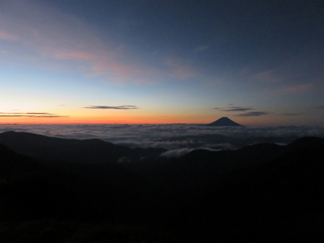 北岳山荘から夜明け前の富士山