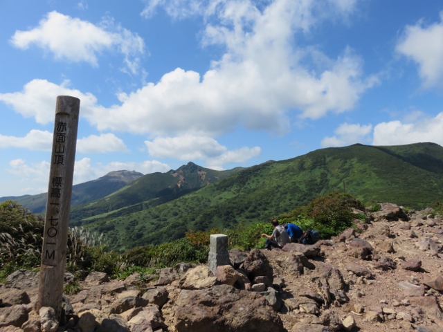 赤面山からの景色（左から茶臼岳、朝日岳、スダレ山）
