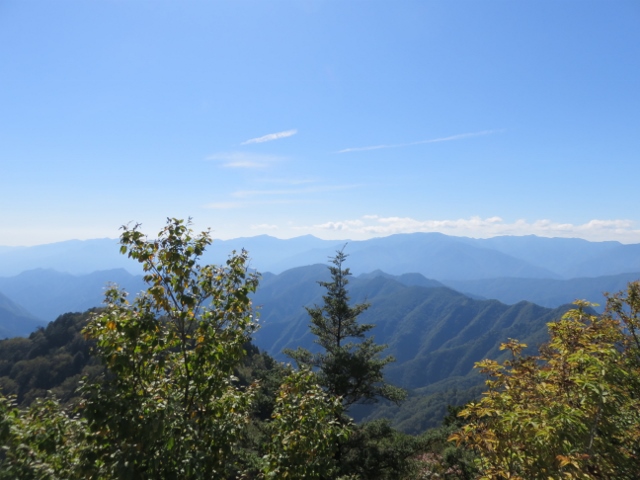 両神山山頂から奥多摩方面