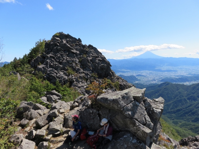 乾徳山の少し先の岩場から乾徳山と富士山