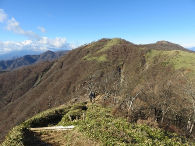 丹沢山まで0.1Km地点から蛭ヶ岳（右奥）、富士山（左奥）