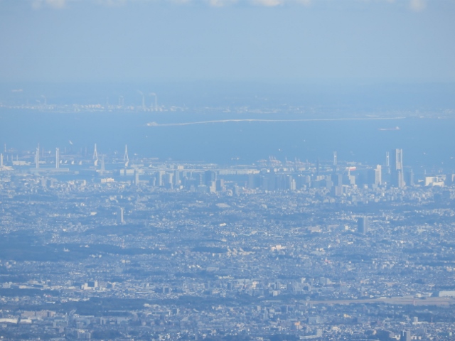蛭ヶ岳から横浜方面をアップ（東京湾にある白い線はアクアラインと海ほたる）