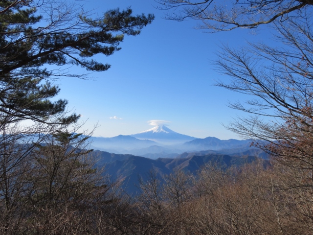 三頭山から富士山方面