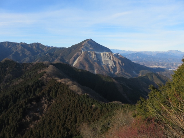 二子山・雄岳から武甲山、右端が両神山