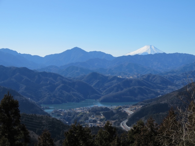 小仏峠から少し登ったところにある休憩所から富士山
