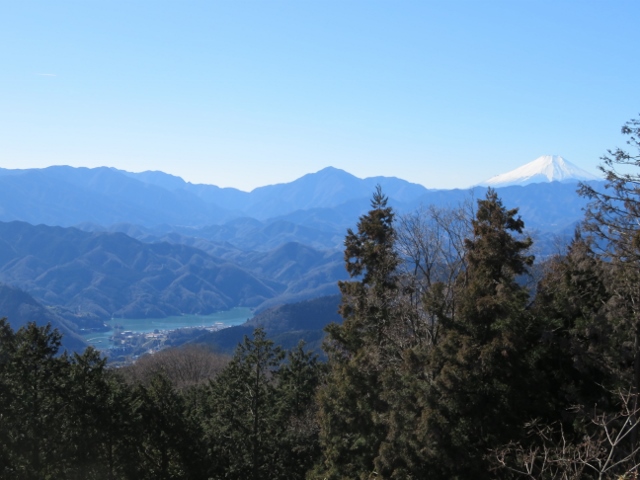 景信山から富士山と相模湖