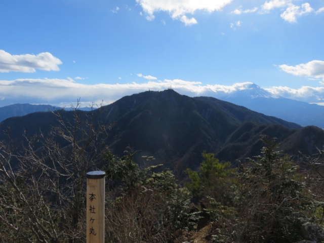 本社ヶ丸から三ッ峠山と富士山