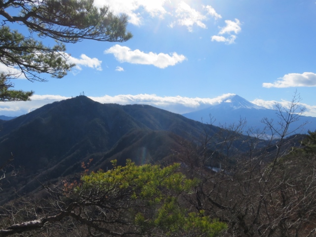 清八山から三ッ峠山と富士山