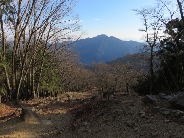狩倉山からの下り坂から見える御前山