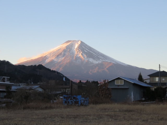 登山口に向かう車道から富士山