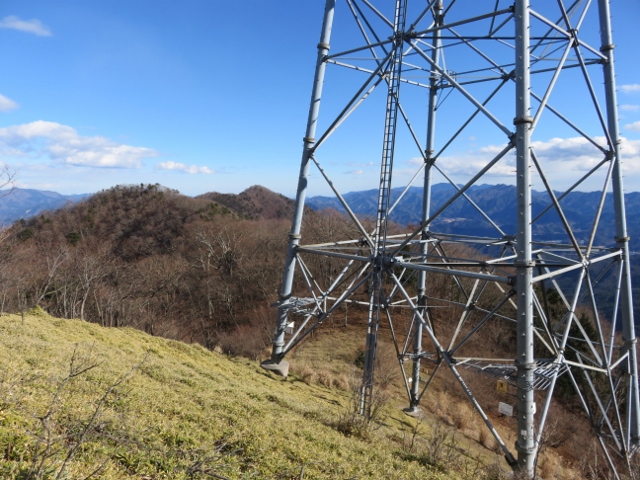 送電線の鉄塔の手前から角研山、鶴ヶ鳥屋山