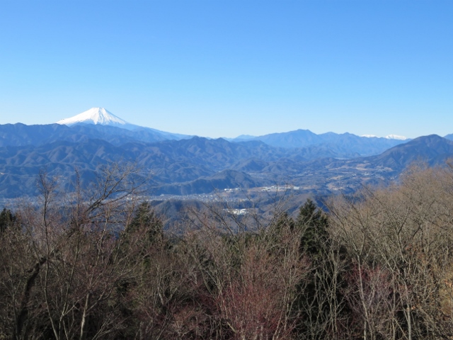 陣馬山の山頂の手前から富士山と南アルプス（赤石岳、悪沢岳）