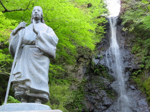 お萬様の像と白糸の滝