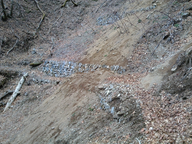 斜面が崩れている登山道