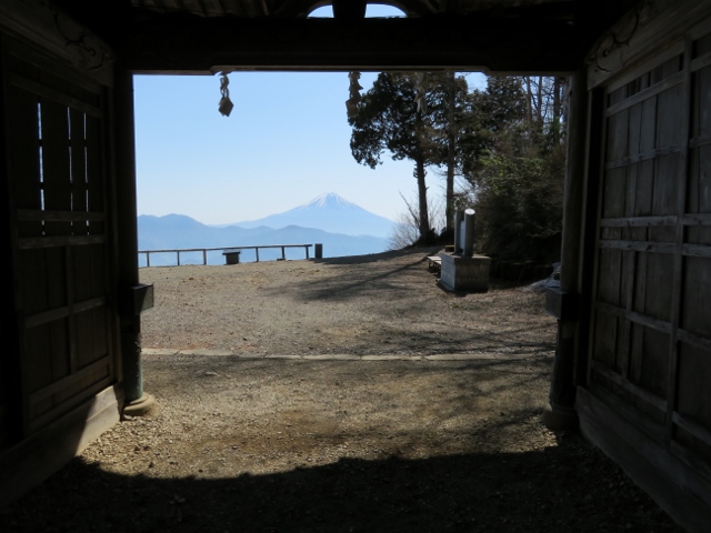 隋身門を額縁に富士山