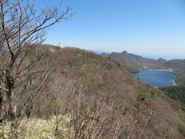 西峰からの景色（左側が掃部ヶ岳、右側が榛名湖）