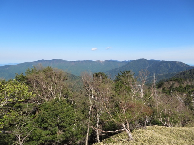 雁坂峠の少し手前から和名倉山、雲取山