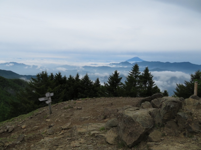 山梨県側の雲取山山頂から富士山、大菩薩