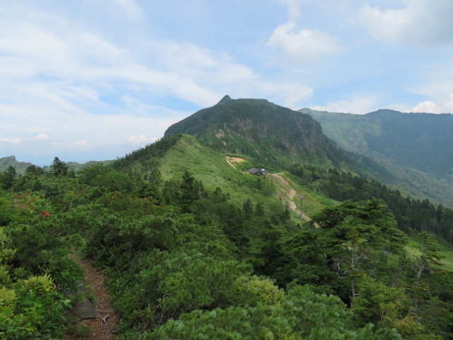 中峰山頂から剣ヶ峰山と武尊山方面の景色