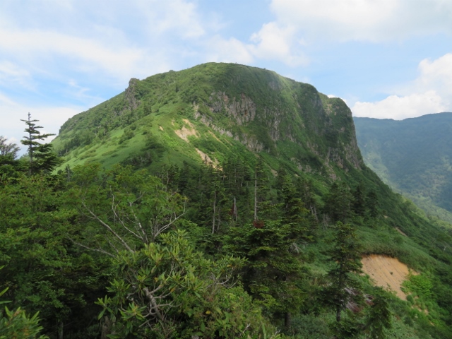剣ヶ峰山手前にある小高い台地（剣ヶ峰山は中央左にある小さな突起）