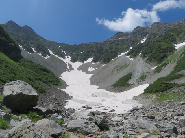涸沢カールの雪渓、左上は前穂高岳、右上は奥穂高岳