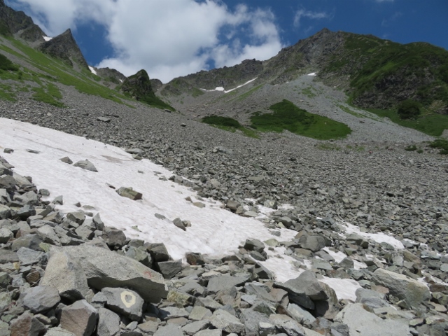 登山道に唯一あった残雪、左上は涸沢槍、右上は北穂高岳