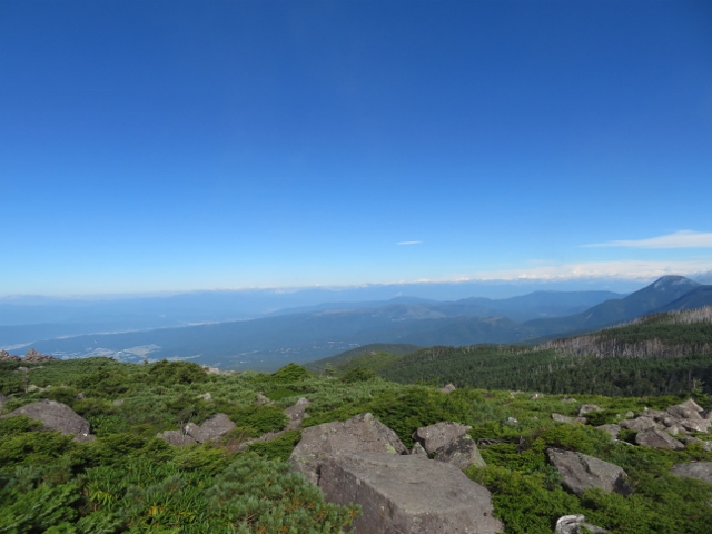 中山展望台から北アルプス方面、右端は蓼科山