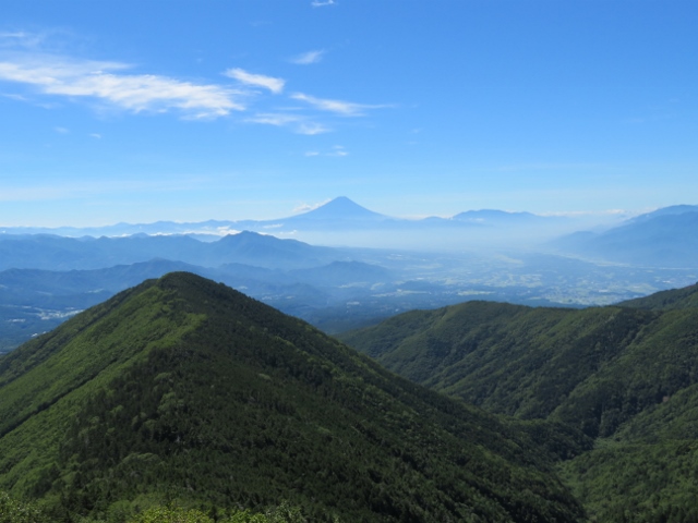 牛首山と富士山を眺めながらソロの方を待つ
