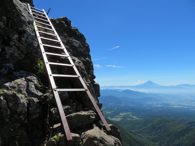 真教寺尾根分岐の少し先にある梯子と富士山