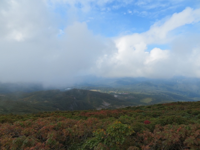 栗駒山から天狗平への稜線から須川高原温泉方面