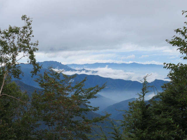 雲取ヒュッテ跡からの景色（左上のギザギザの山は両神山）